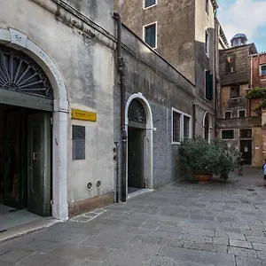 Palazzina Canal Apartment Venice